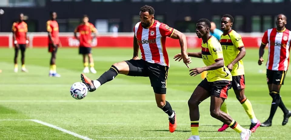 Joueur de Brentford dribblant un adversaire de Watford