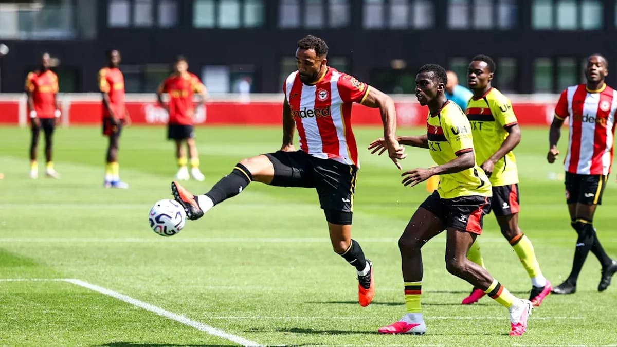 Joueur de Brentford dribblant un adversaire de Watford