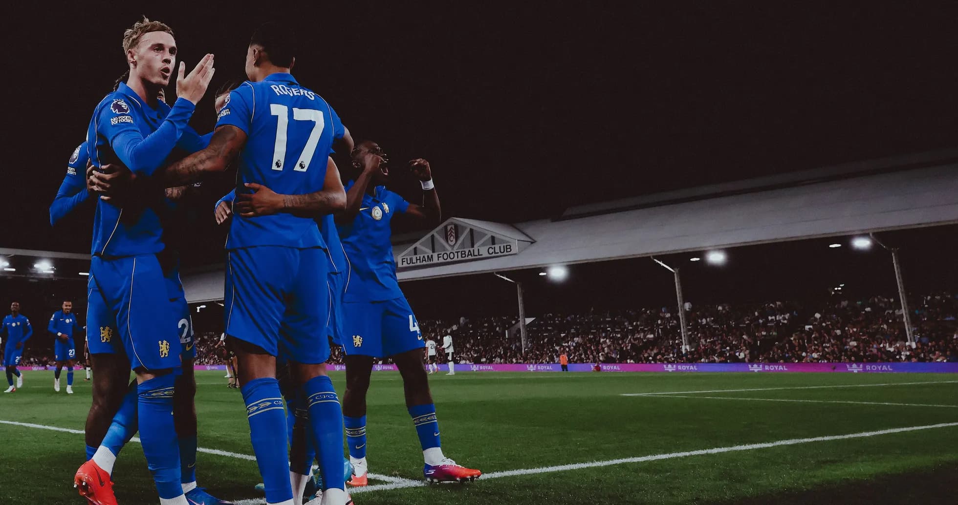 Joueurs célébrant un but au stade de Fulham