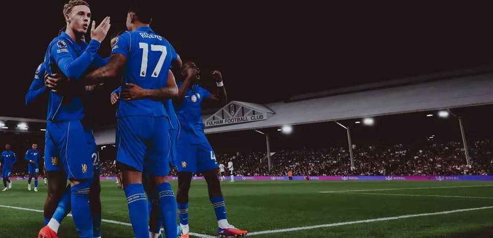 Joueurs célébrant un but au stade de Fulham