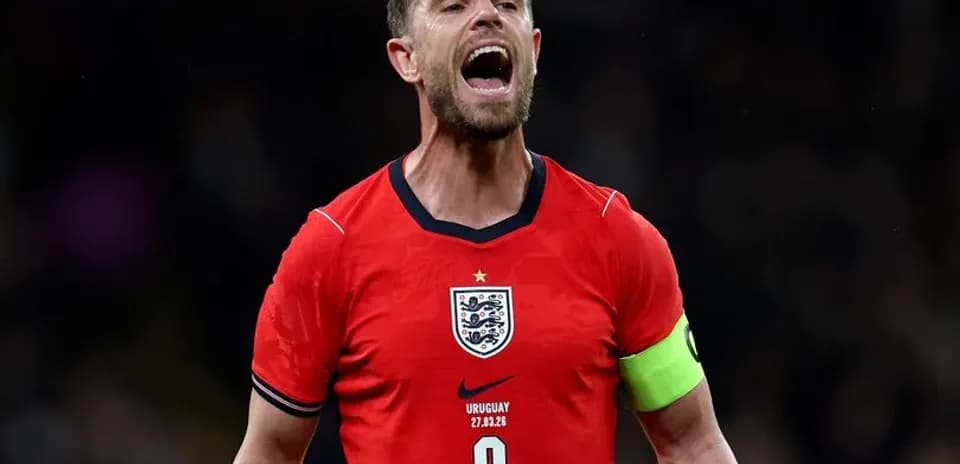 Joueur anglais célébrant avec un maillot rouge
