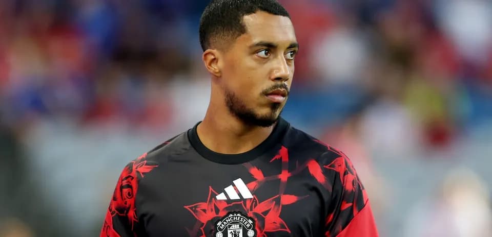 Joueur de Manchester United en tenue d'échauffement