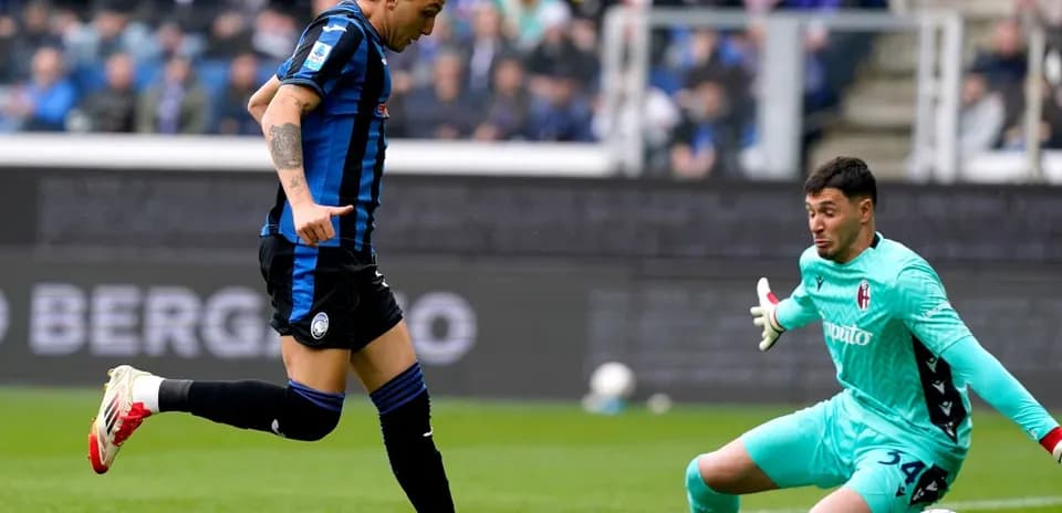 Un joueur d'Atalanta dribble le gardien de Bologna