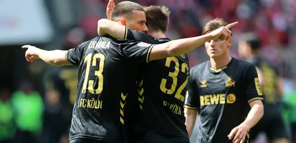 Joueurs de l'FC Köln célébrant un but ensemble