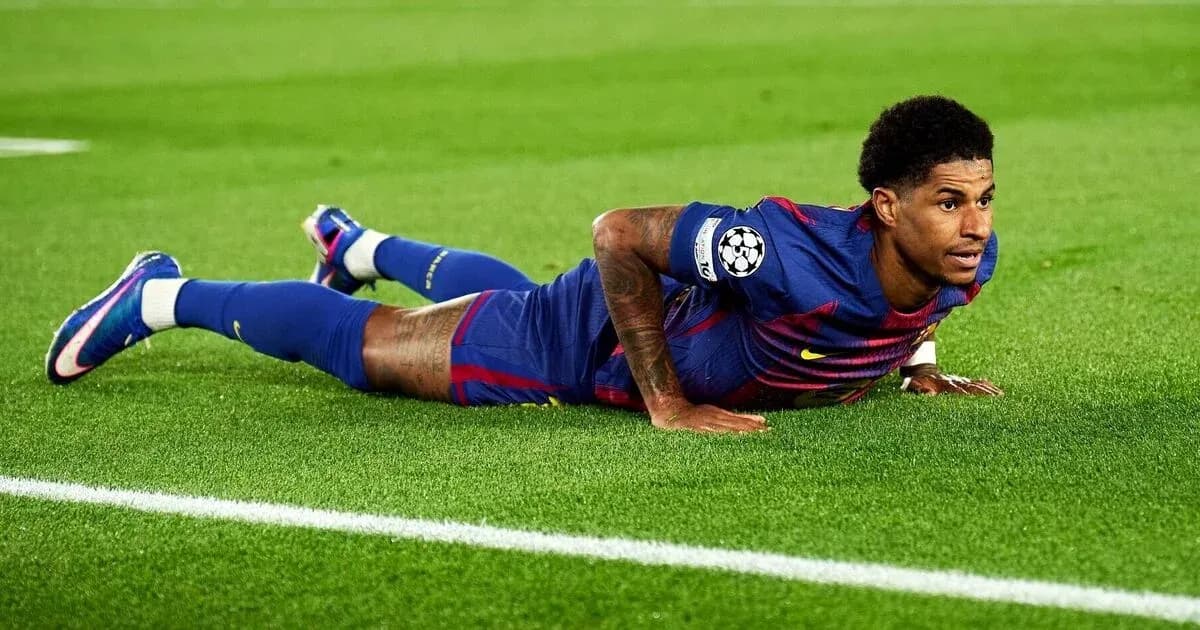 Joueur de football au sol sur le terrain