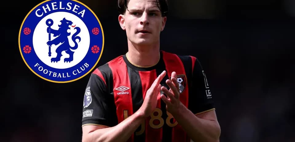 Joueur de Bournemouth applaudit avec logo de Chelsea
