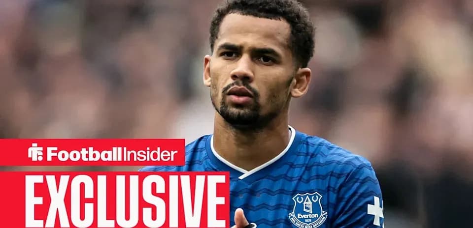 Joueur d'Everton en tenue bleue sur le terrain