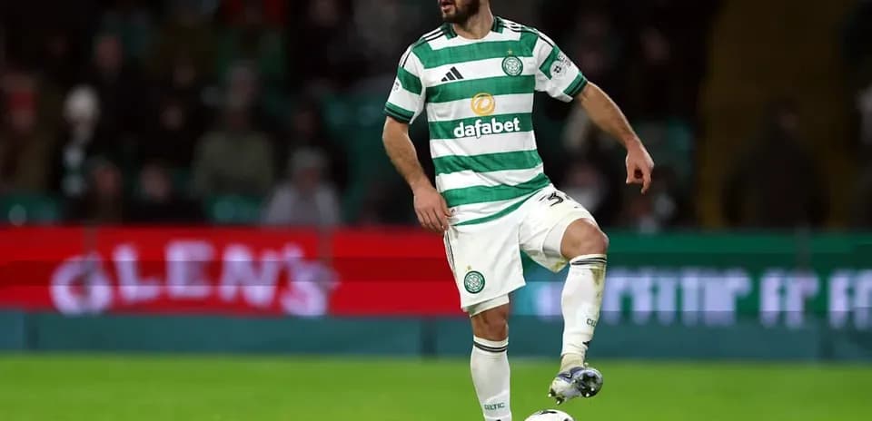 Joueur de Celtic FC contrôlant le ballon sur le terrain