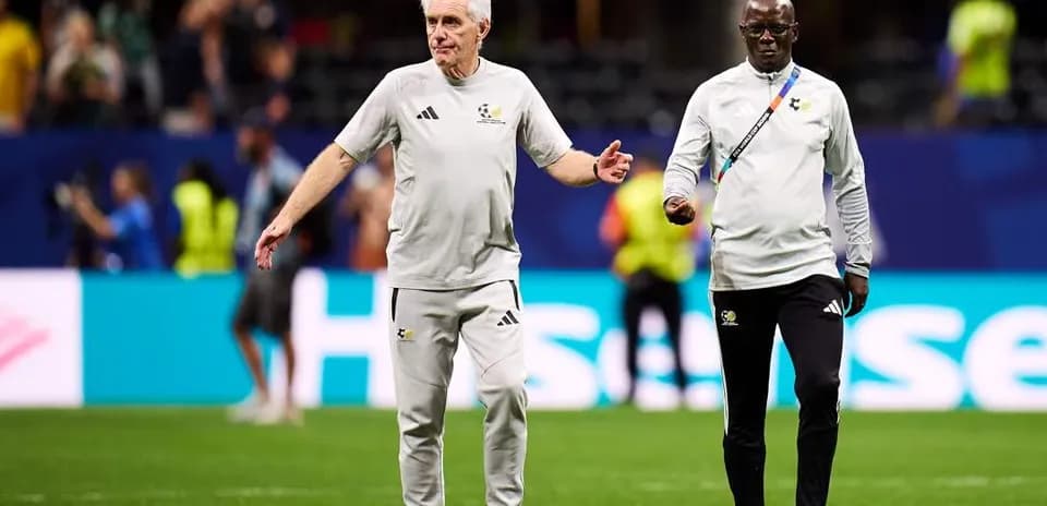Entraîneurs marchant sur le terrain avant le match