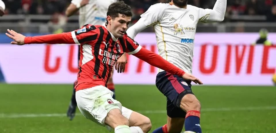 Un joueur d'AC Milan chute pendant le match