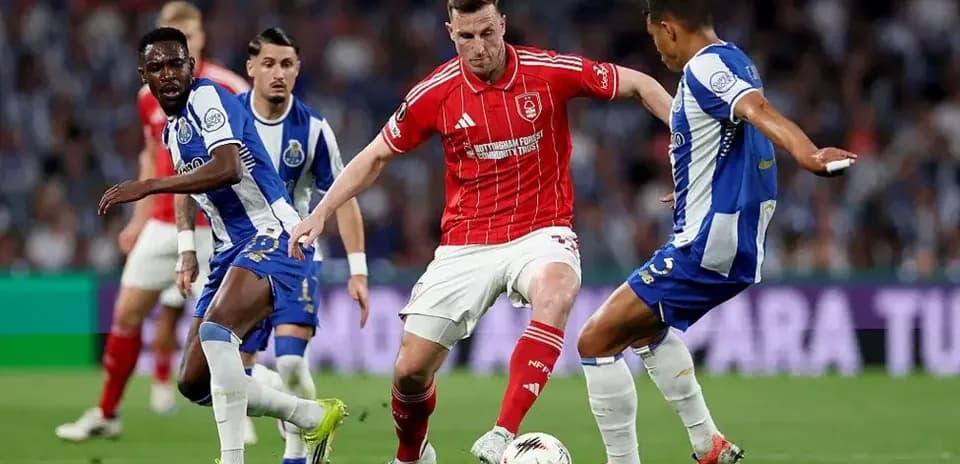 Quatre joueurs en action lors d'un match de football
