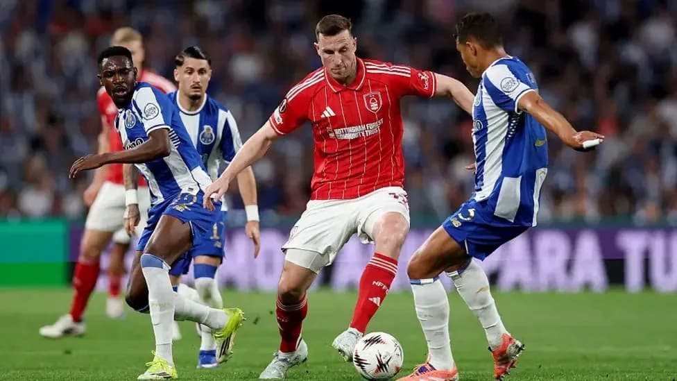 Quatre joueurs en action lors d'un match de football