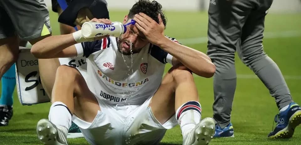 Joueur s'hydratant pendant une pause sur le terrain