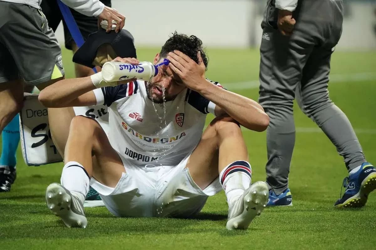Joueur s'hydratant pendant une pause sur le terrain