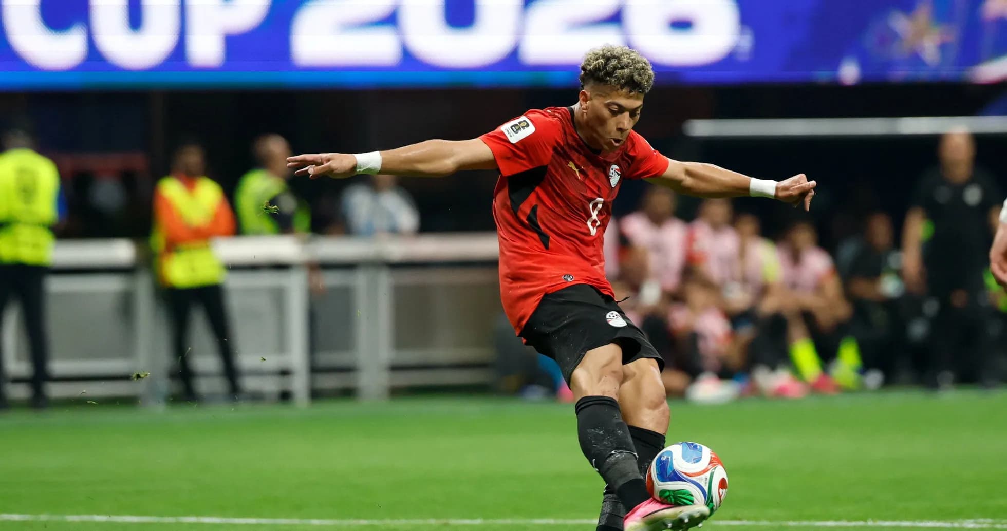 Joueur égyptien tirant au but lors d'un match
