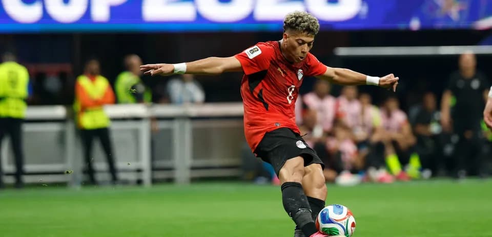 Joueur égyptien tirant au but lors d'un match