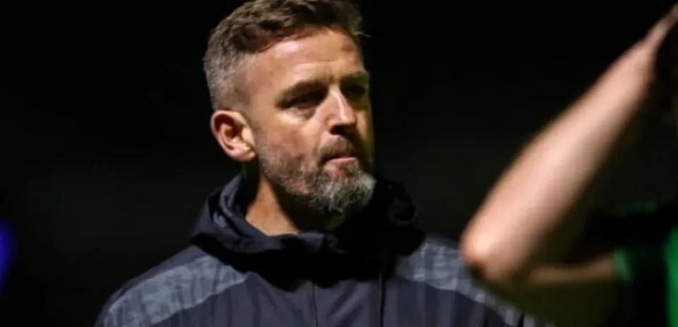 Entraîneur parlant avec un joueur après un match