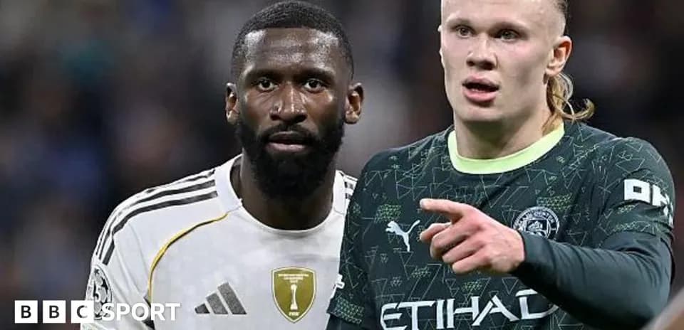 Deux joueurs discutant sur le terrain de football