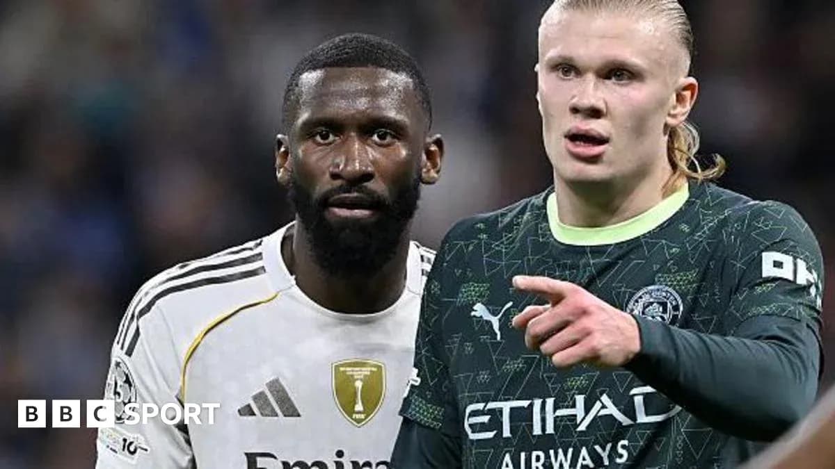 Deux joueurs discutant sur le terrain de football