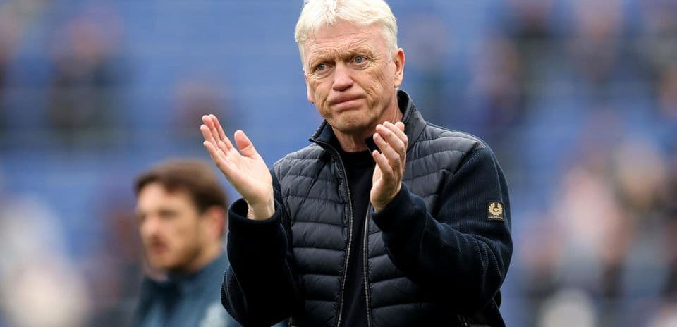 Entraîneur applaudissant avant le début du match