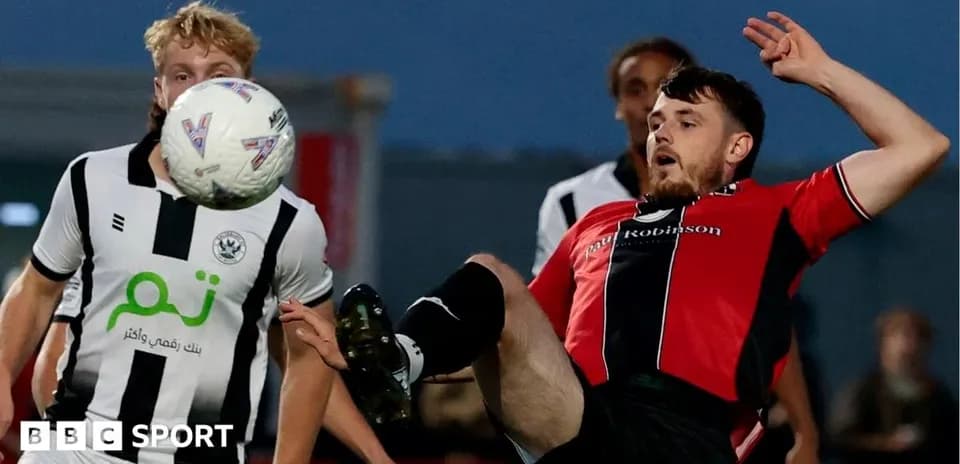 Joueur en action lors d'un match de football
