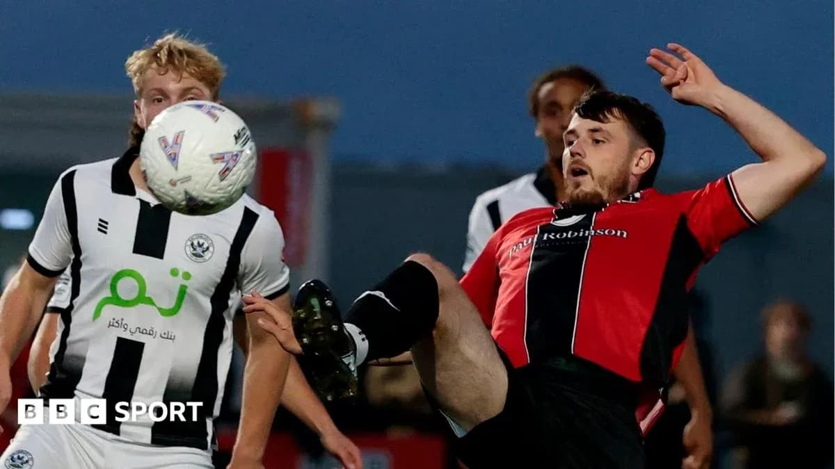 Joueur en action lors d'un match de football
