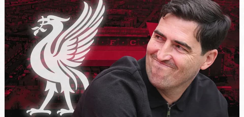 Homme souriant devant le logo de Liverpool FC