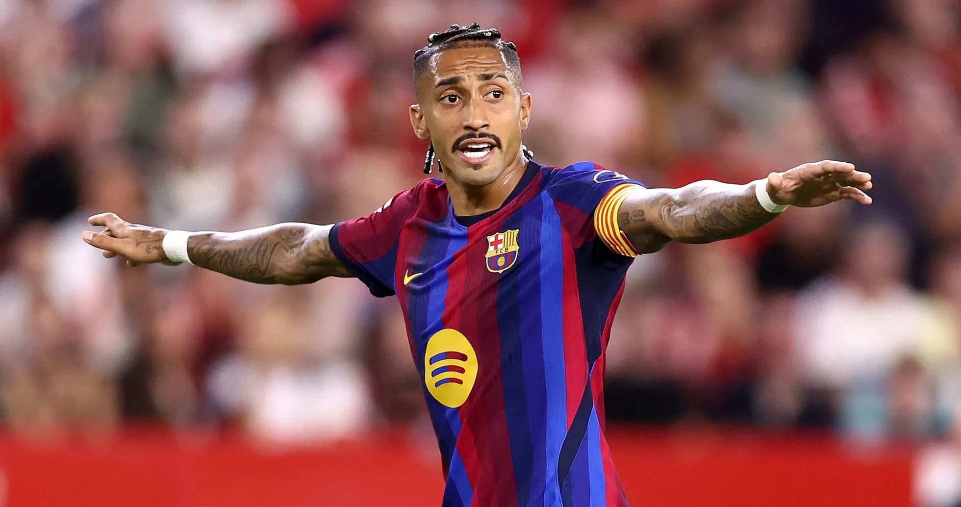 Joueur du FC Barcelone donnant des instructions sur le terrain