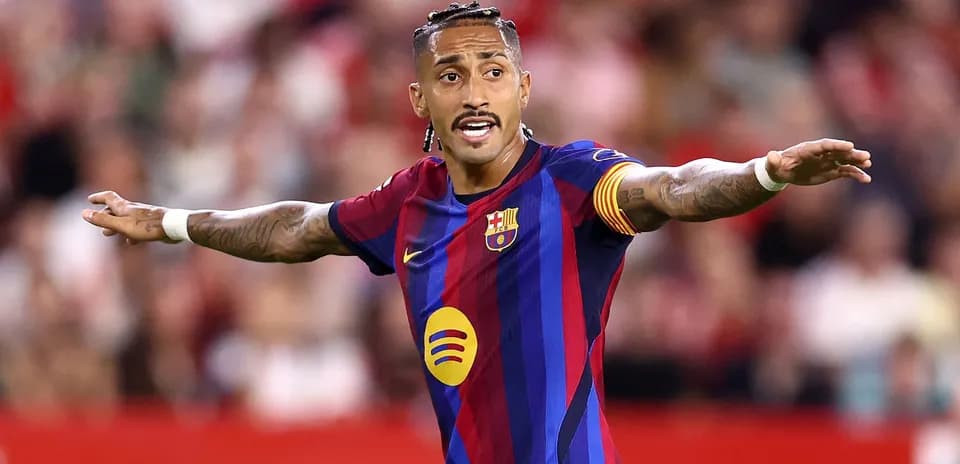 Joueur du FC Barcelone donnant des instructions sur le terrain