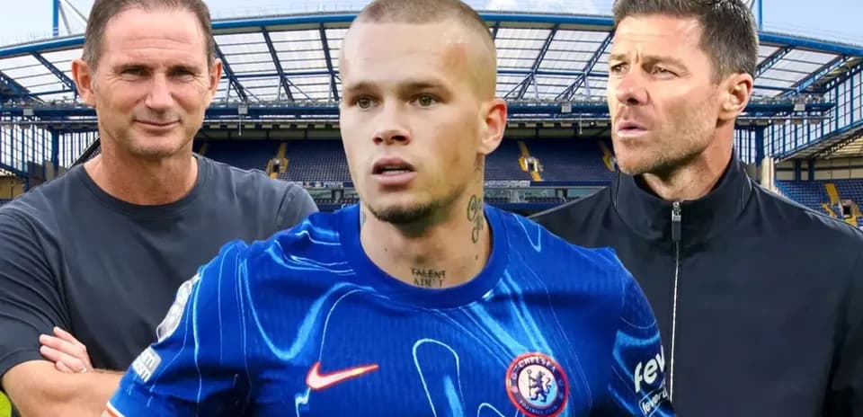 Trois hommes au stade de Chelsea, en tenue sportive