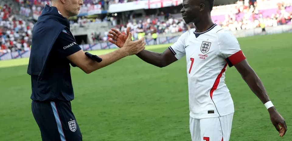 Entraîneur et joueur se saluant après le match