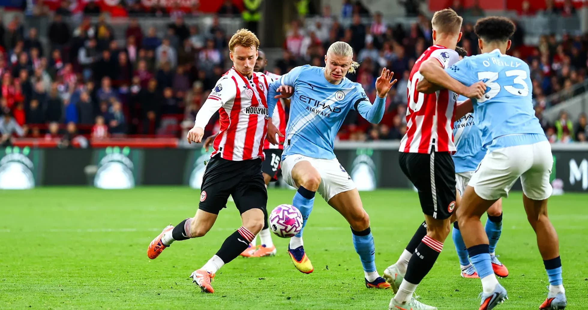 Un joueur de Manchester City dribble un joueur de Brentford
