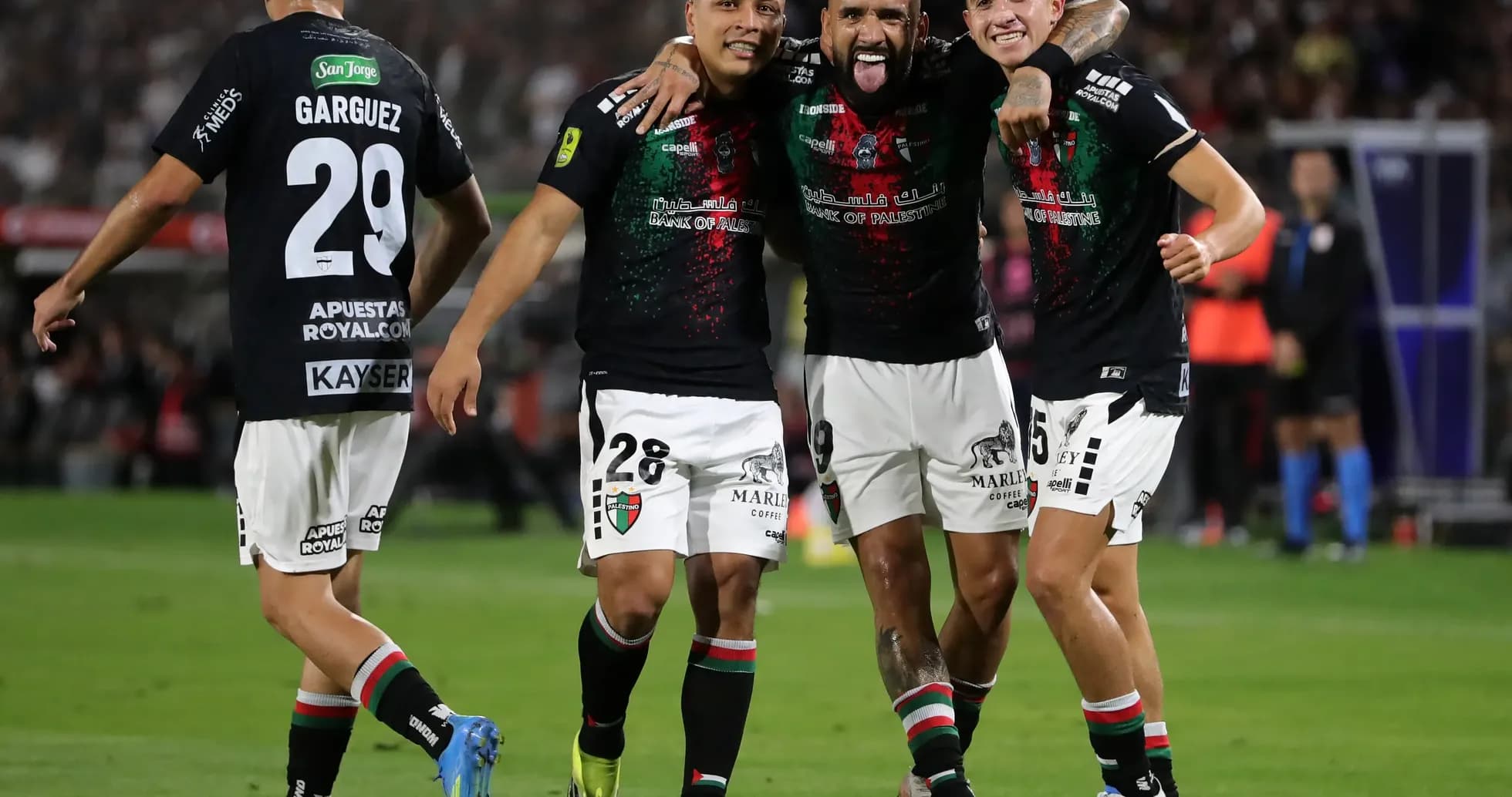 Joueurs de Palestino célébrant un but