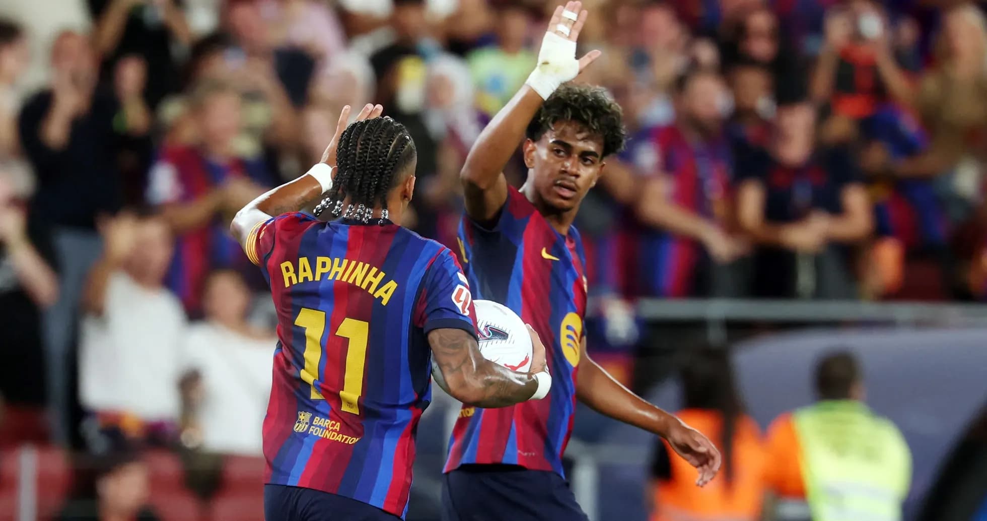 Joueurs du FC Barcelone célébrant un but ensemble