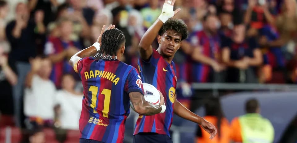 Joueurs du FC Barcelone célébrant un but ensemble