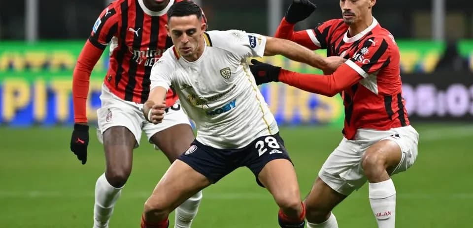 Trois joueurs en action lors d'un match