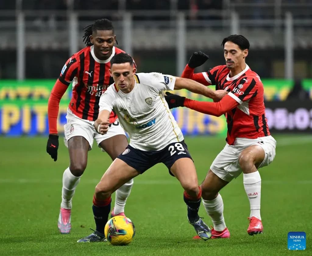 Trois joueurs en action lors d'un match