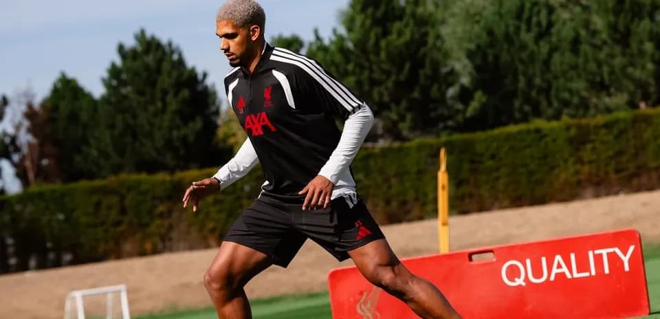 Joueur de Liverpool s'entraînant sur le terrain