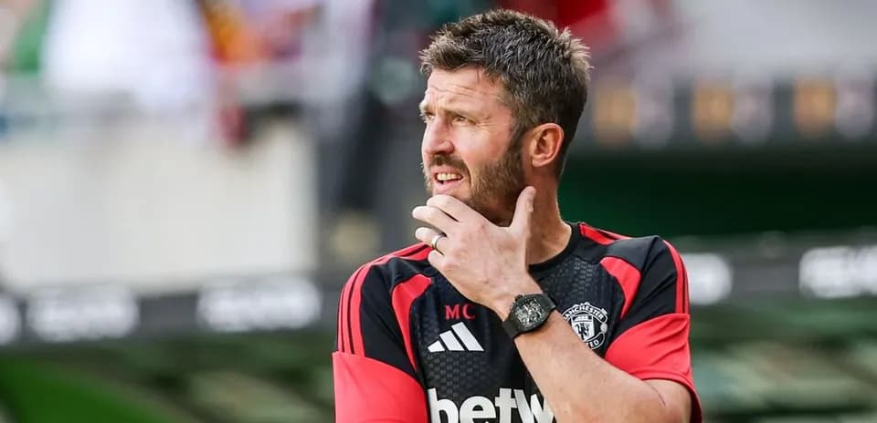 Entraîneur de Manchester United réfléchissant sur le terrain