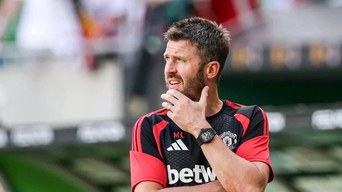 Entraîneur de Manchester United réfléchissant sur le terrain