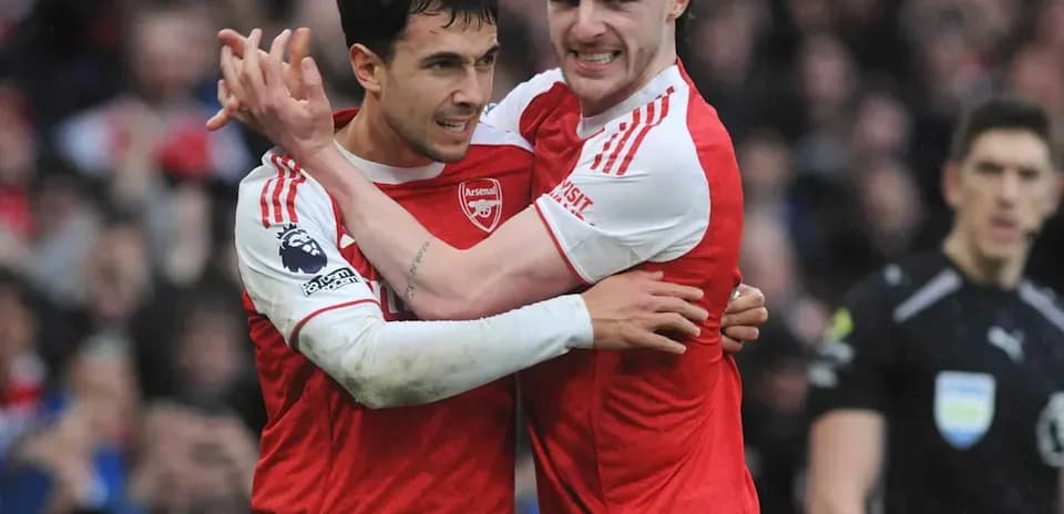 Joueurs d'Arsenal célébrant un but ensemble