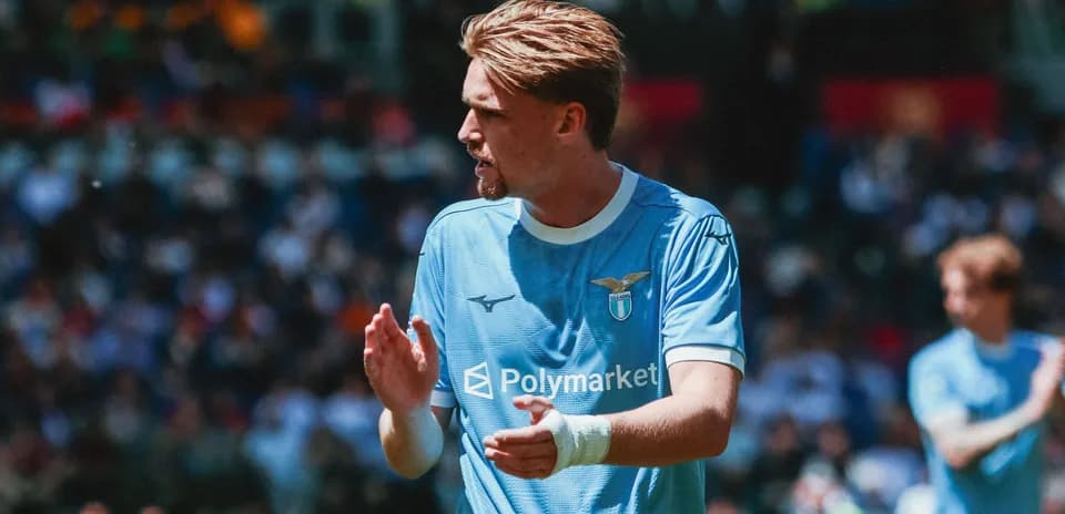 Joueur de la Lazio applaudissant sur le terrain