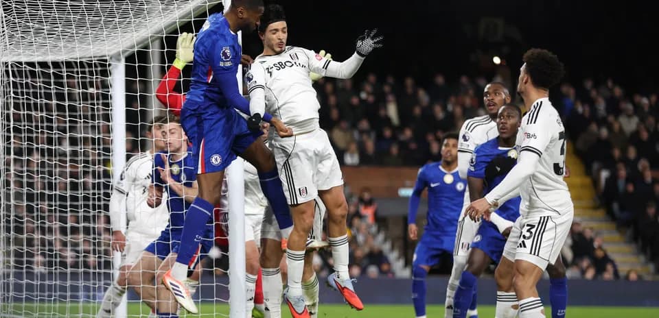 Un joueur de Chelsea frappe le ballon dans la surface