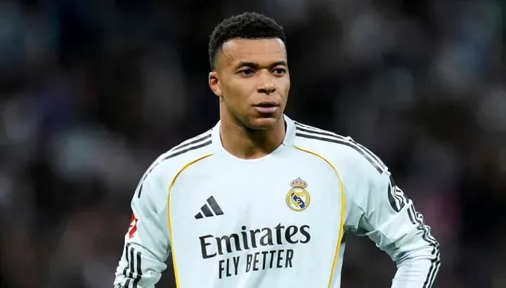 Joueur de football en maillot du Real Madrid