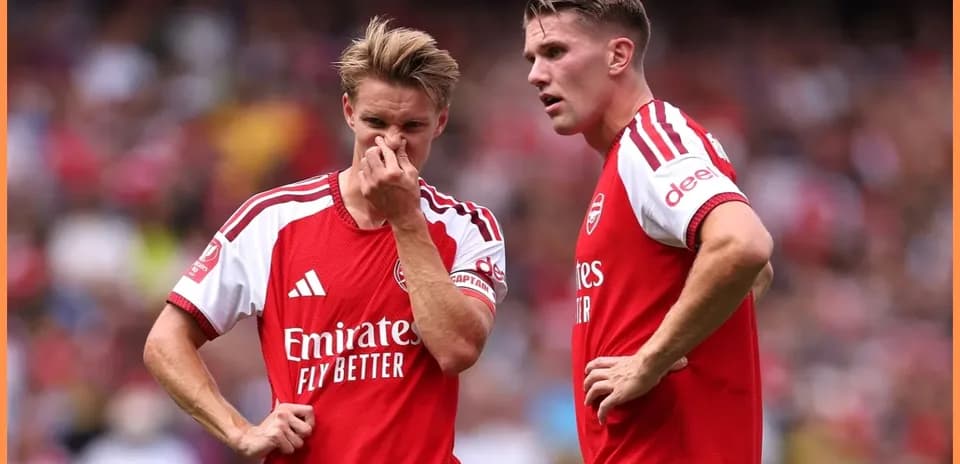Deux joueurs d'Arsenal discutant sur le terrain