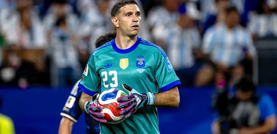 Gardien de but argentin tenant un ballon pendant le match