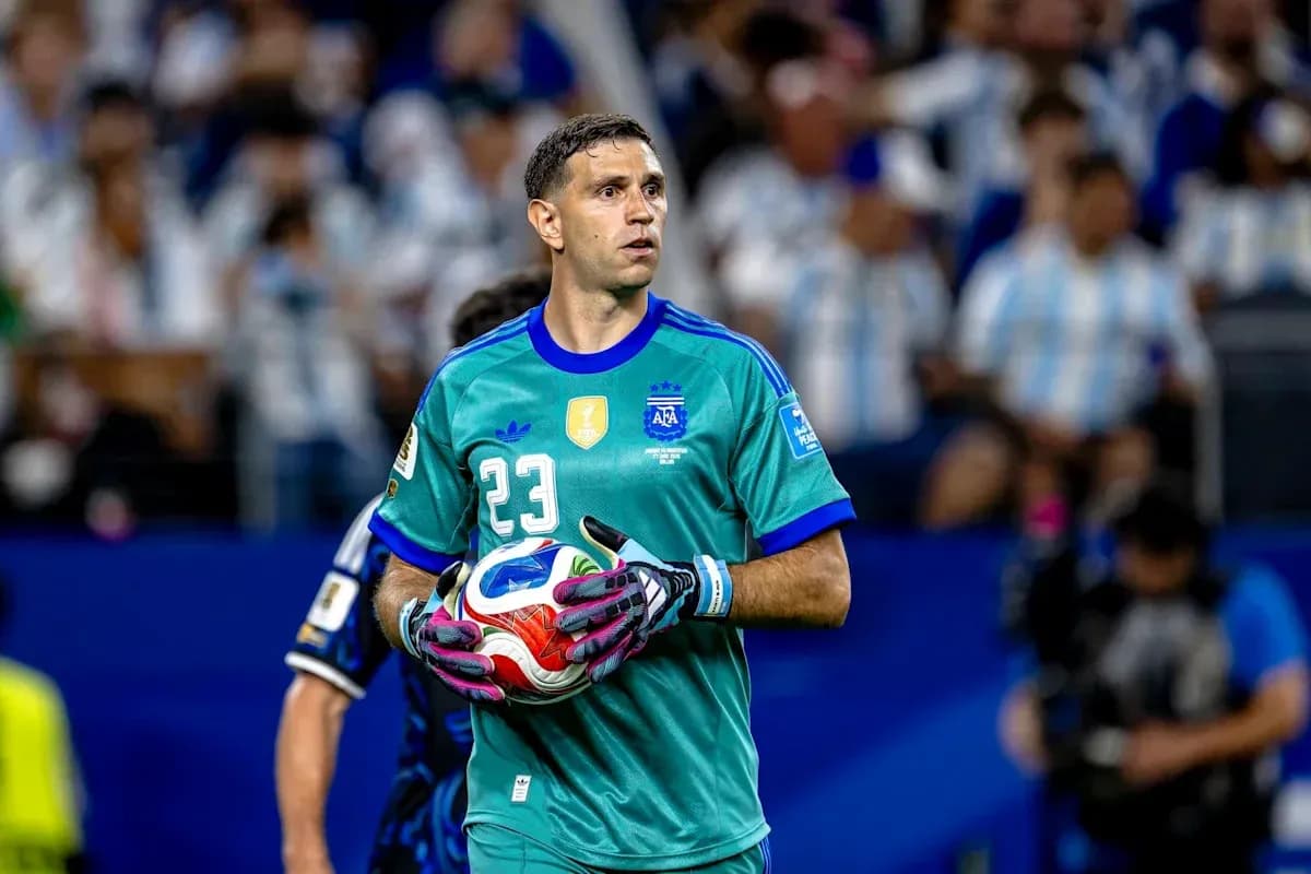 Gardien de but argentin tenant un ballon pendant le match