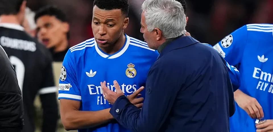 Mbappé discutant avec l'entraîneur pendant un match