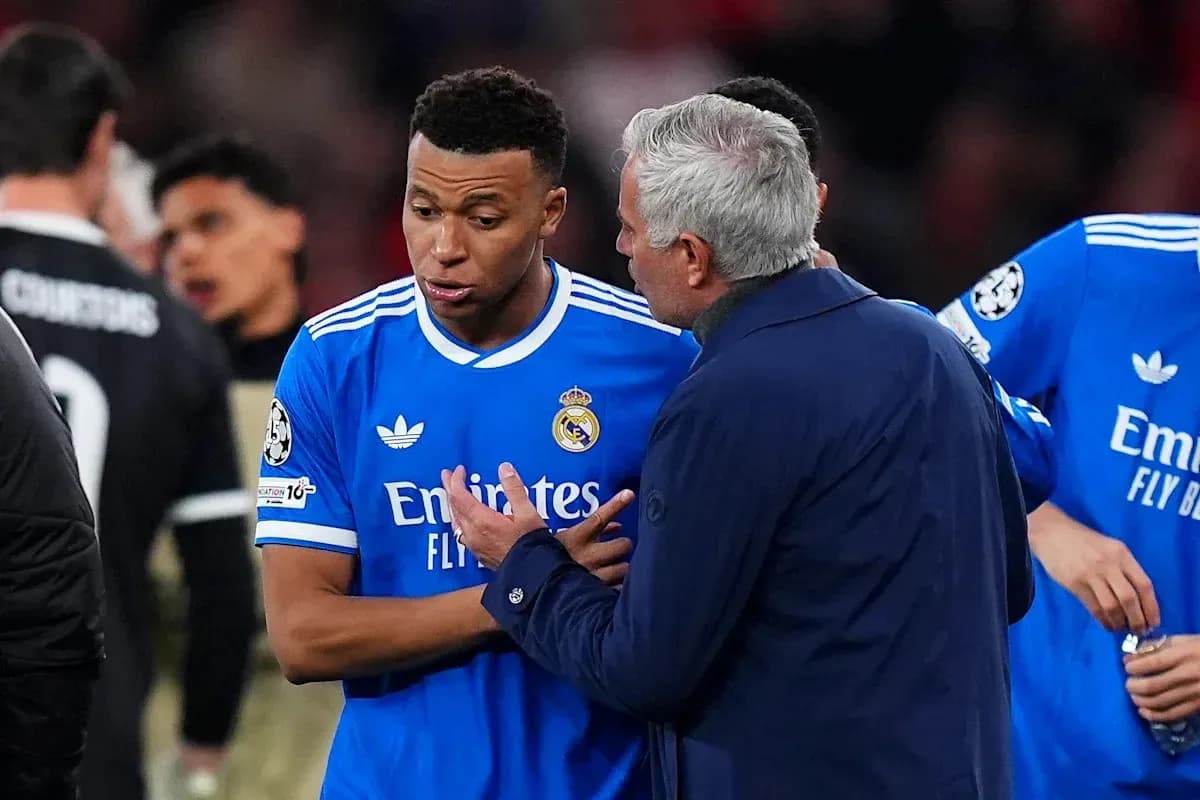 Mbappé discutant avec l'entraîneur pendant un match