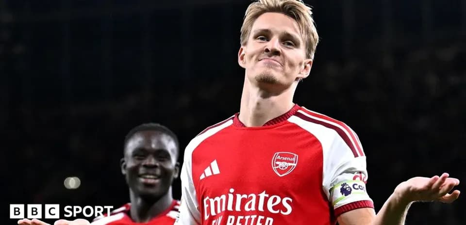 Joueur d'Arsenal célébrant avec un coéquipier
